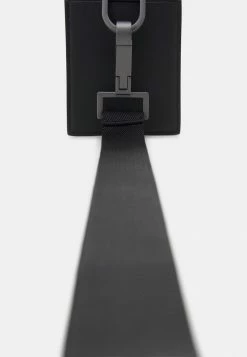 HUGO RILEY NECK CASE UNISEX - Sac Bandoulière - Black -Pas Cher Hugo Boutique 05cd75b521644cb481db9274f01a43e7