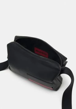HUGO RILEY MESSENGER UNISEX - Sac Bandoulière - Black 7 HUGO RILEY MESSENGER UNISEX - Sac Bandoulière - Black -Pas Cher Hugo Boutique 4b09fe2a088147269f41079e01580de6