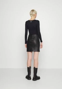 HUGO NEXINE - T-shirt à Manches Longues - Black -Pas Cher Hugo Boutique 5aae9ed7b7cd4da7ad845cc1f08a3dbb