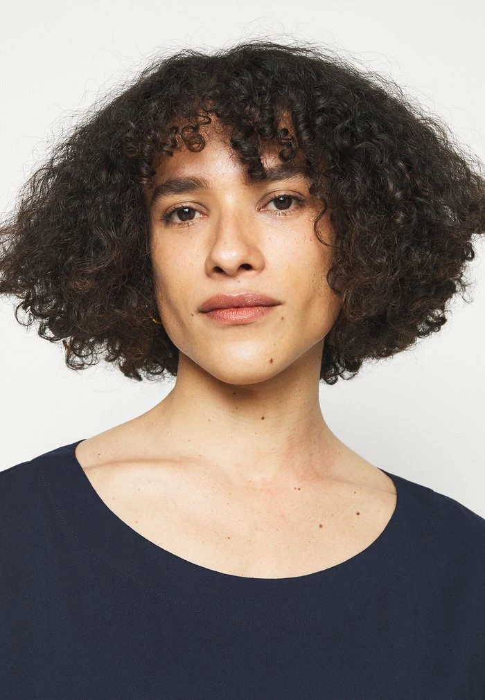 HUGO CAJESA - Blouse - Open Blue 4 HUGO CAJESA - Blouse - Open Blue – Image 4