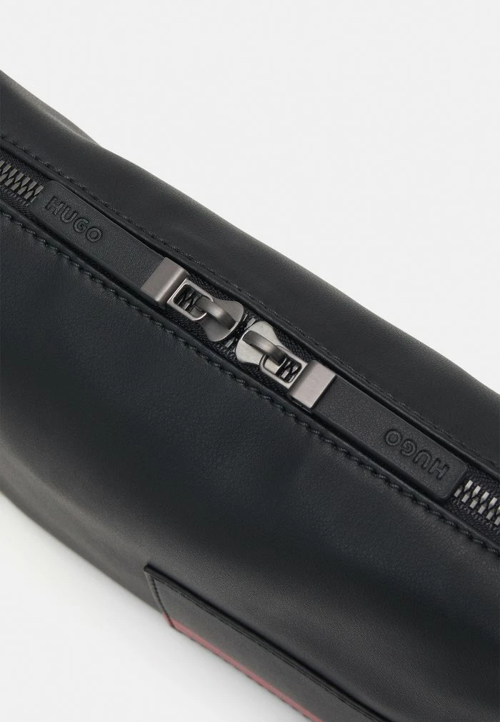 HUGO RILEY MESSENGER UNISEX - Sac Bandoulière - Black 5 HUGO RILEY MESSENGER UNISEX - Sac Bandoulière - Black – Image 5