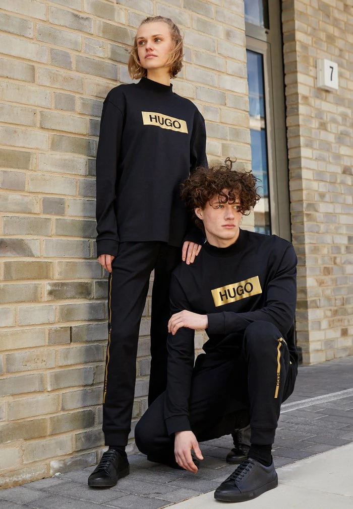 HUGO DISAMU METALLIC UNISEX - T-shirt à Manches Longues - Black/gold 2 HUGO DISAMU METALLIC UNISEX - T-shirt à Manches Longues - Black/gold – Image 2