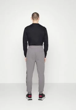 HUGO DARLOWE - Pantalon De Survêtement - Open Grey -Pas Cher Hugo Boutique 7cef5d8c90cc42b08a96b74851d9bc5a