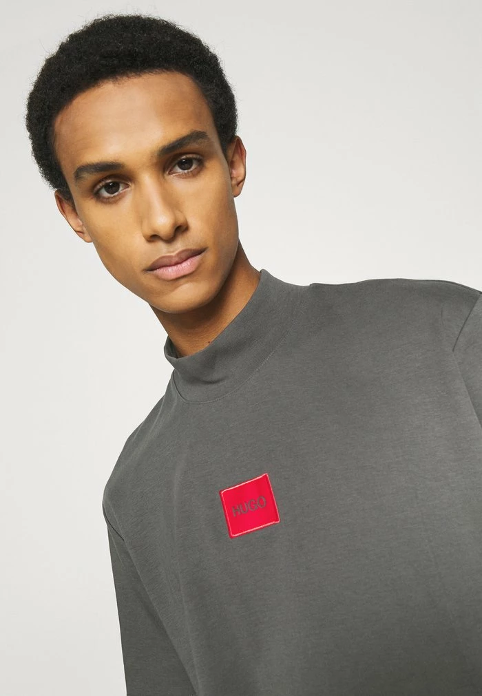 HUGO DABAGARI - T-shirt Basique - Charcoal 6 HUGO DABAGARI - T-shirt Basique - Charcoal – Image 6