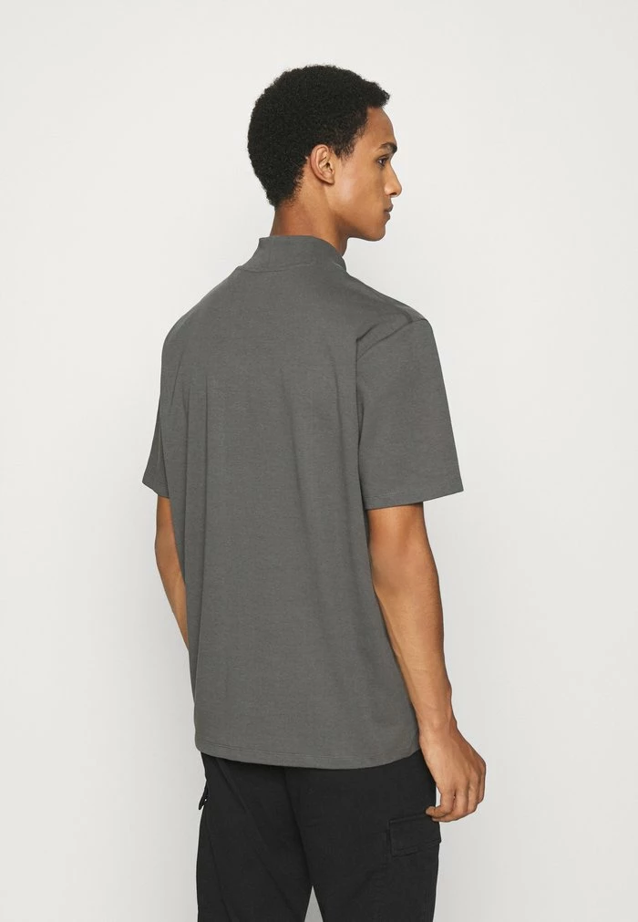 HUGO DABAGARI - T-shirt Basique - Charcoal 3 HUGO DABAGARI - T-shirt Basique - Charcoal – Image 3