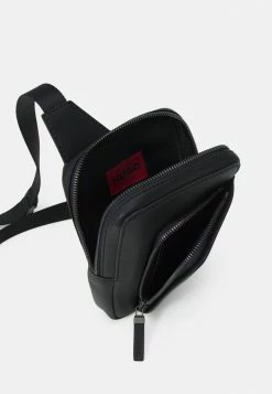 HUGO RILEY REPORTER UNISEX - Sac Bandoulière - Black 6 HUGO RILEY REPORTER UNISEX - Sac Bandoulière - Black -Pas Cher Hugo Boutique a3e544bc48b34038ade2e629e52d2709