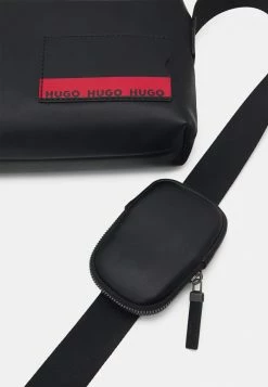 HUGO RILEY MESSENGER UNISEX - Sac Bandoulière - Black 8 HUGO RILEY MESSENGER UNISEX - Sac Bandoulière - Black -Pas Cher Hugo Boutique b74d78806b2e40678cb3ccdc3eefc95e